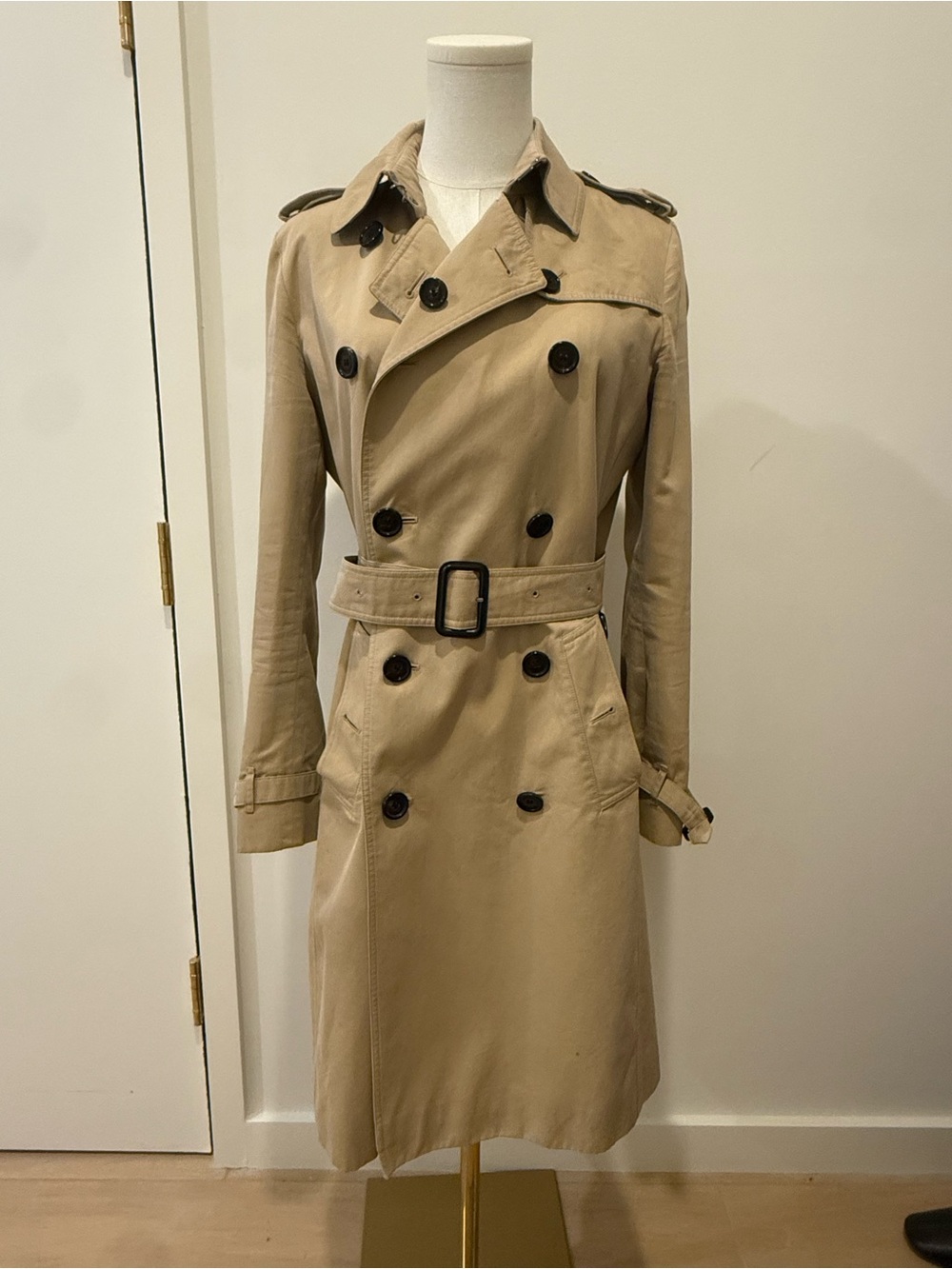 Burberry Kensignton Double-Breasted Trench Coat with Belted Waist